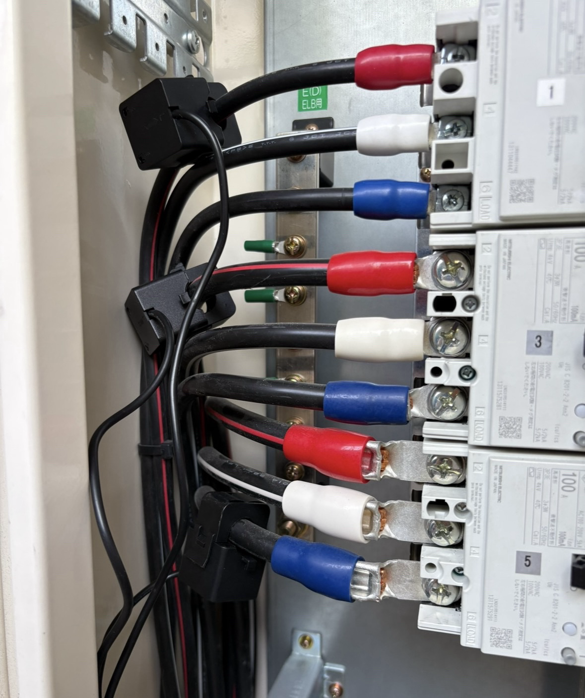 分電盤のブレーカー配線にCTセンサーを3個挟んで設置した状態。